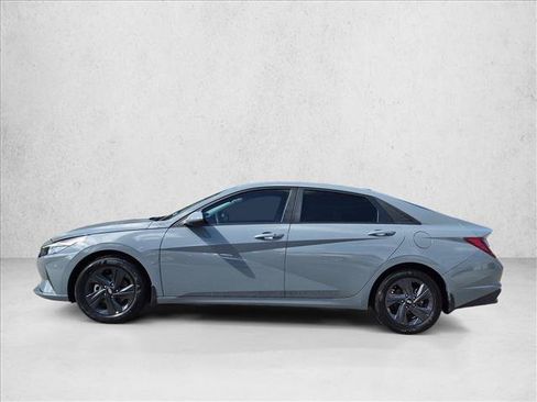 Used 2022 Hyundai Elantra SEL FWD image 4