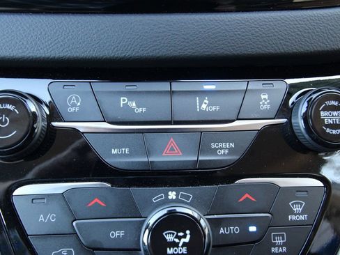 Used 2024 Chrysler Pacifica Touring-L FWD image 29