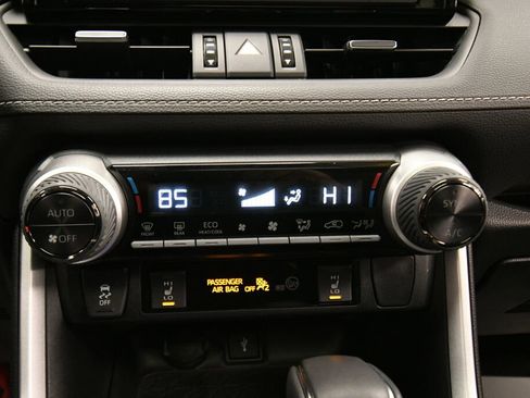 Used 2022 Toyota RAV4 XLE Premium image 15