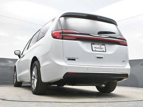 Used 2023 Chrysler Pacifica Touring-L image 39