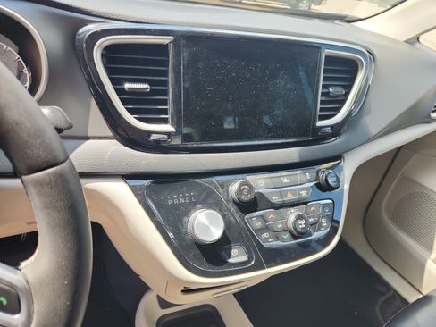 Used 2022 Chrysler Pacifica Touring-L FWD image 28
