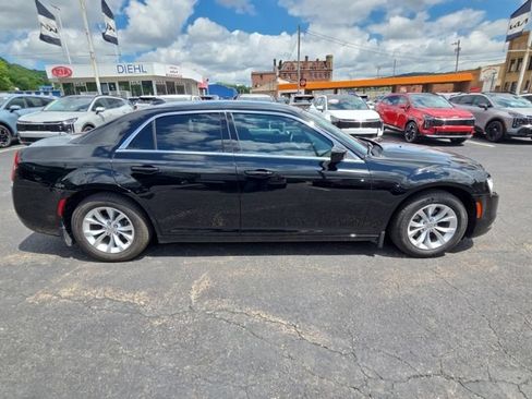 Used 2022 Chrysler 300 Touring RWD image 8