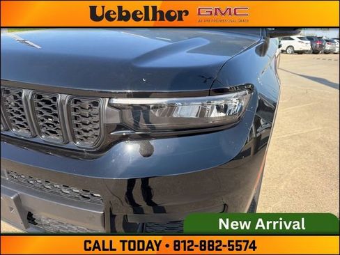Used 2023 Jeep Grand Cherokee L Laredo image 16
