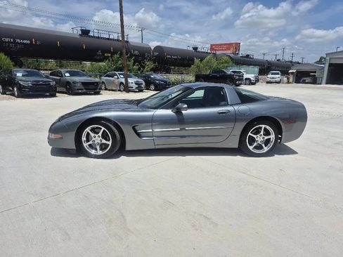 Used 2004 Chevrolet Corvette Coupe w/ Roof Package RWD image 2