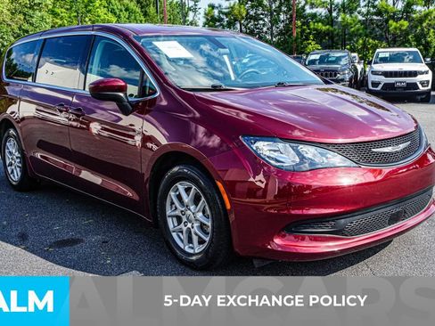 Used 2022 Chrysler Voyager LX FWD image 3