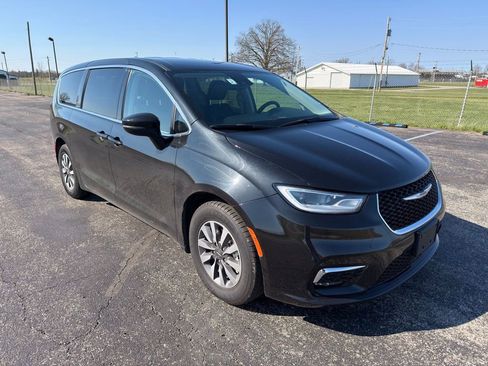 Used 2023 Chrysler Pacifica Touring-L image 5