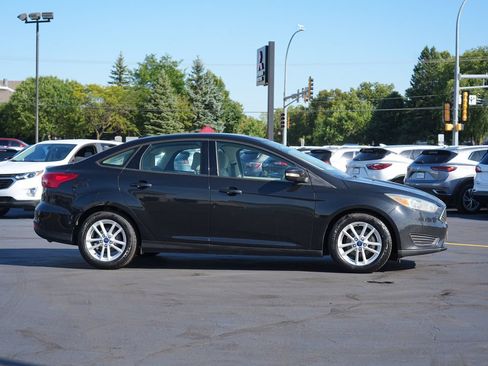 Used 2015 Ford Focus SE FWD image 2