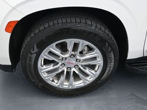 Used 2022 GMC Yukon SLT w/ SLT Premium Package image 9