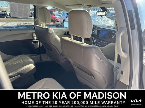 Used 2017 Chrysler Pacifica Touring-L image 34