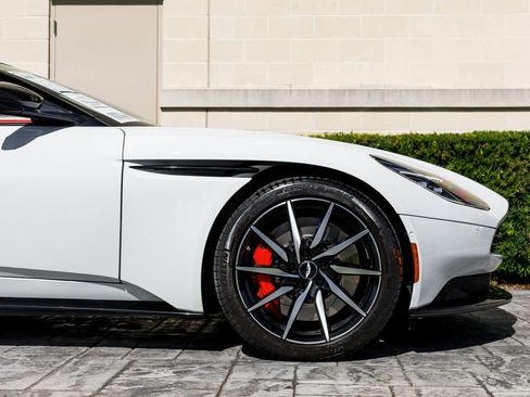 Used 2019 Aston Martin DB11 Volante image 22