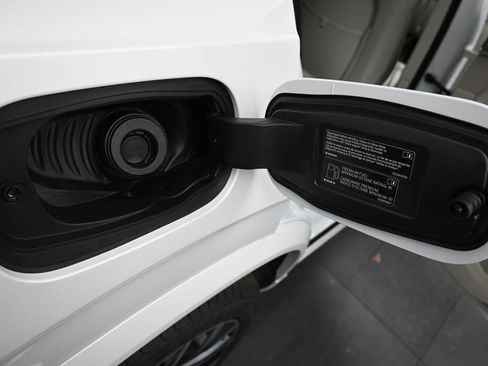 New 2026 Volvo XC90 B6 Ultra w/ Protection Package image 18