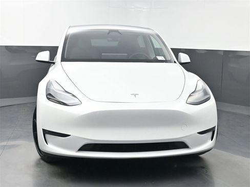 Used 2024 Tesla Model Y Long Range image 38