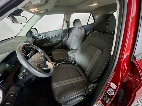 Used 2025 Hyundai Venue SEL image 13