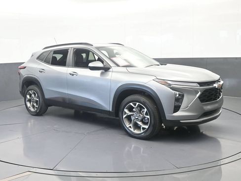 Used 2025 Chevrolet Trax LT w/ Driver Confidence Package FWD image 8
