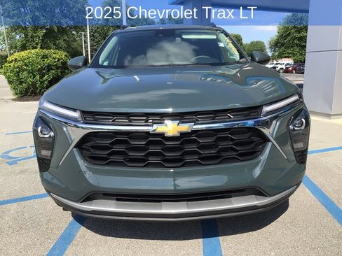 Used 2025 Chevrolet Trax LT FWD image 2