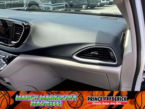Used 2022 Chrysler Pacifica Touring-L image 13