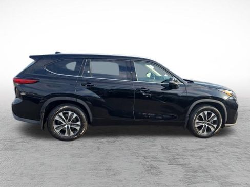 Used 2022 Toyota Highlander XLE AWD/4WD image 4
