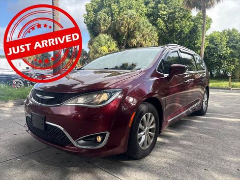 Used 2019 Chrysler Pacifica Touring-L FWD image 1