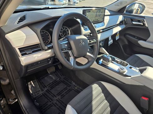 New 2026 Mitsubishi Outlander SE image 16