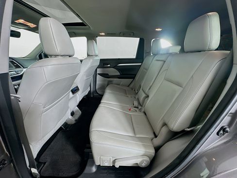 Used 2018 Toyota Highlander XLE w/ Carpet Mat Package (TMS) AWD/4WD image 28