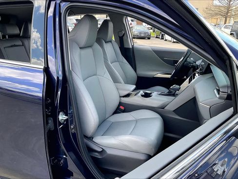 Used 2022 Toyota Venza XLE image 8