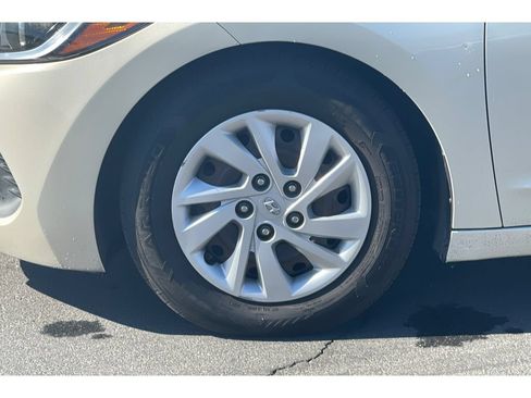 Used 2017 Hyundai Elantra SE FWD image 11