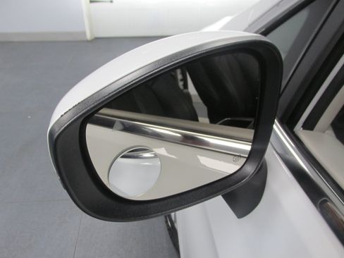 Used 2023 Chrysler Pacifica Touring-L FWD image 17