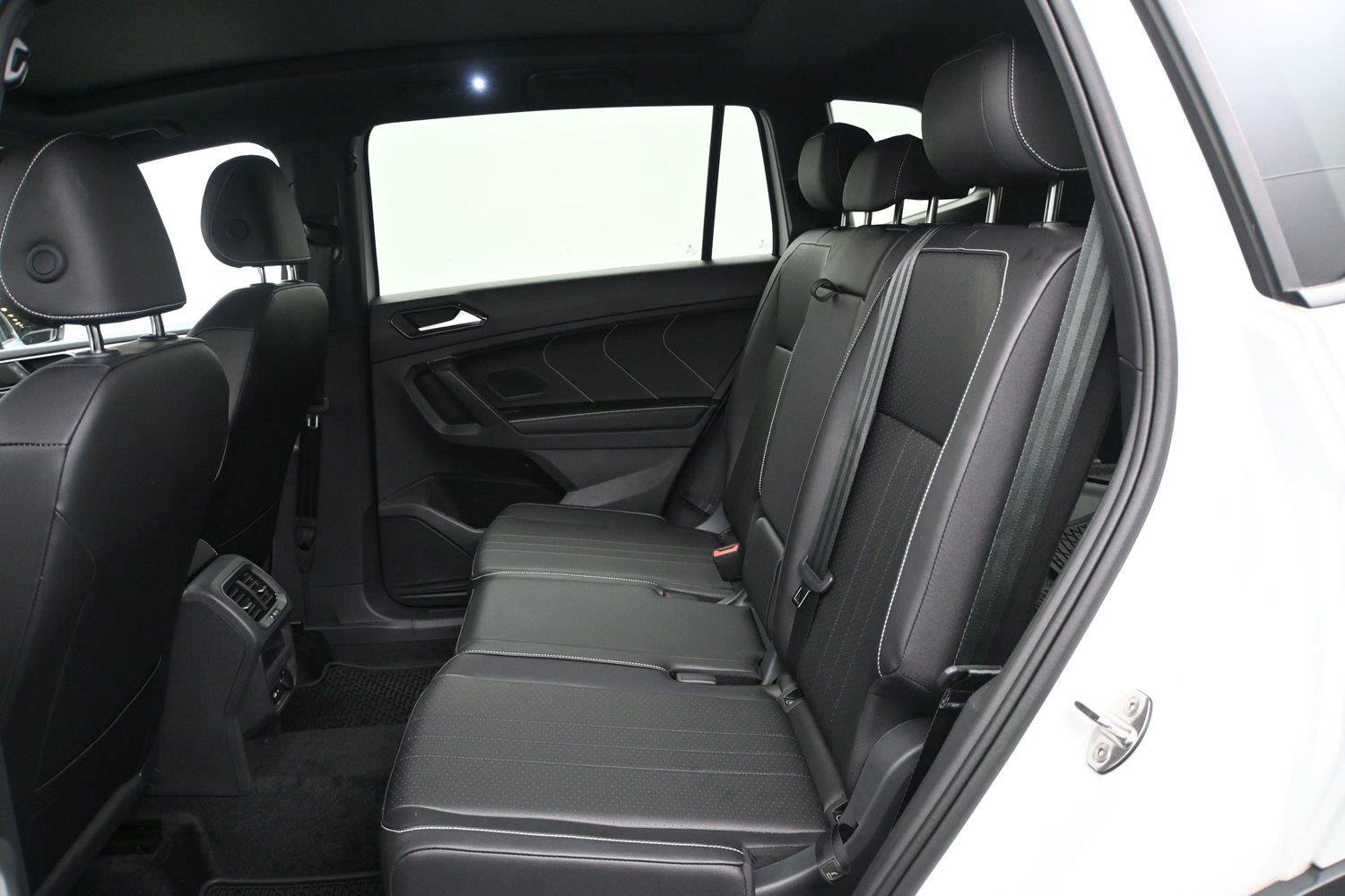 Certified 2024 Volkswagen Tiguan SE R-Line AWD/4WD image 9