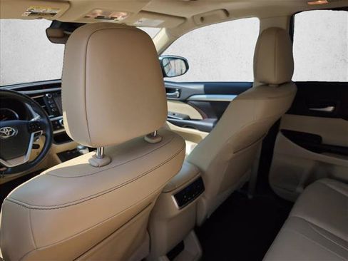 Used 2019 Toyota Highlander XLE FWD image 16