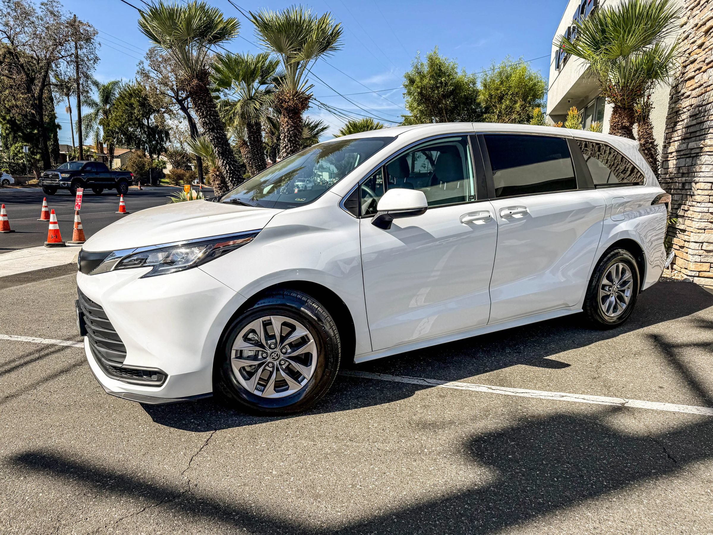 Used 2023 Toyota Sienna LE FWD image 6