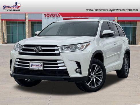 Used 2018 Toyota Highlander XLE FWD image 1