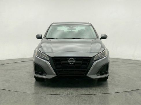 Used 2025 Nissan Altima 2.5 SV image 2