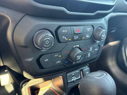 Used 2021 Jeep Renegade Latitude w/ Sun & Sound Group FWD image 22