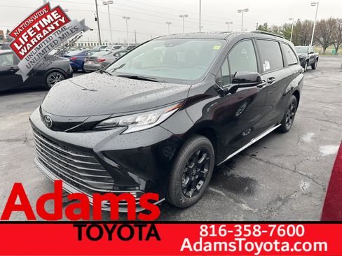 Used 2026 Toyota Sienna XLE Woodland Edition image 4