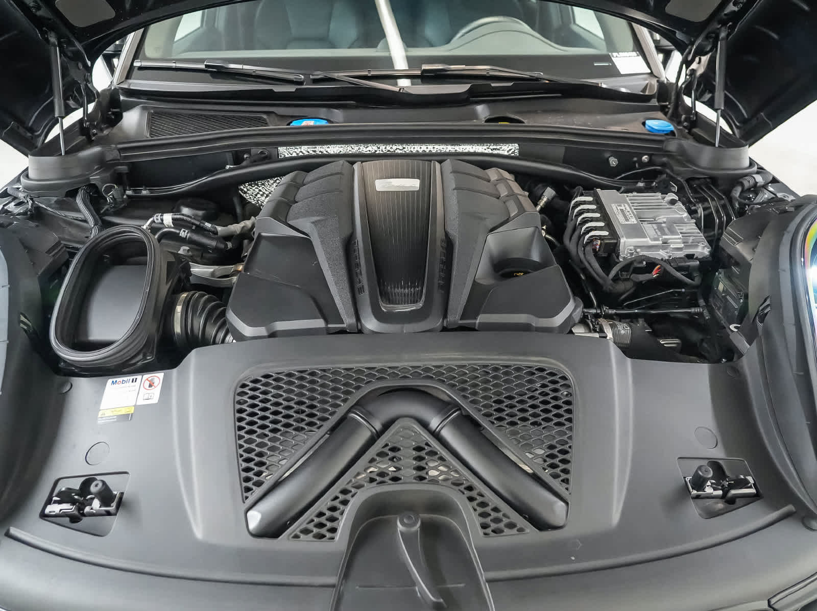 Certified 2023 Porsche Macan S AWD/4WD image 32
