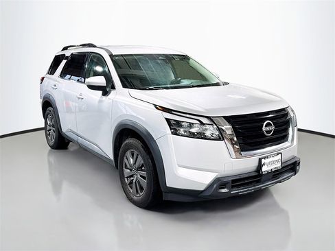 Used 2022 Nissan Pathfinder SV image 3
