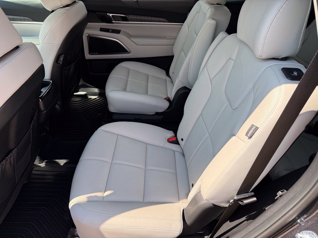 Used 2025 Kia Telluride SX w/ SX Captain's Chair Package FWD image 9