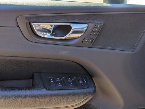 Used 2019 Volvo XC60 T5 Momentum w/ Premium Package image 10