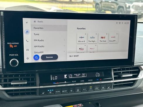 Used 2025 Toyota Sienna Limited FWD image 23