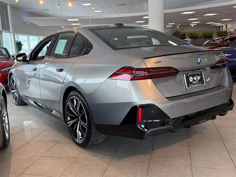 Used 2025 BMW 550e xDrive w/ Premium Package image 6