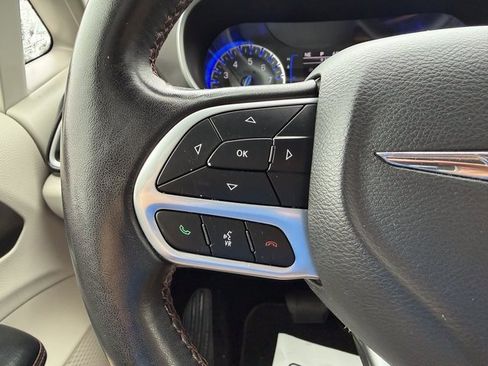 Used 2020 Chrysler Pacifica Touring-L image 10