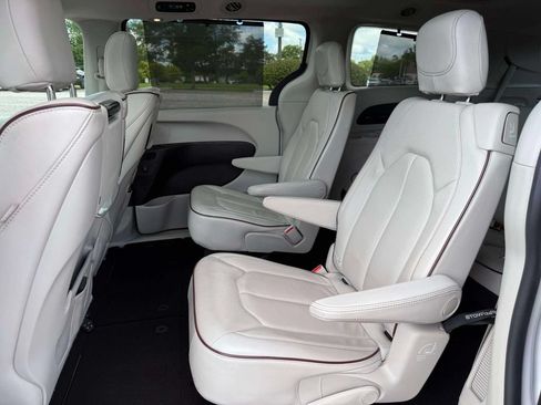 Used 2019 Chrysler Pacifica Limited FWD image 12