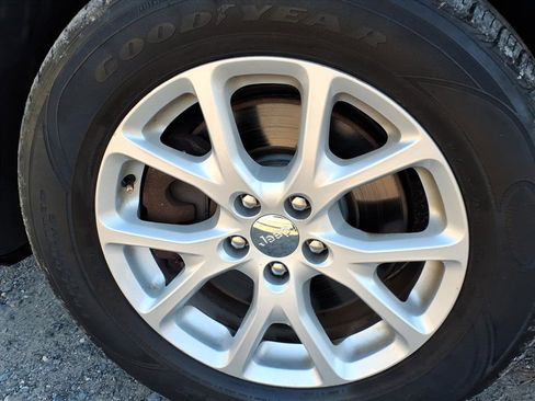 Used 2017 Jeep Cherokee Latitude image 9