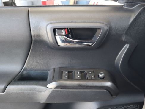 Used 2018 Toyota Tacoma TRD Sport image 38