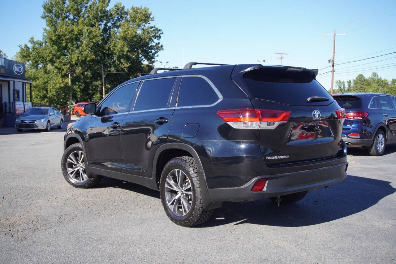 Used 2019 Toyota Highlander LE AWD/4WD image 4