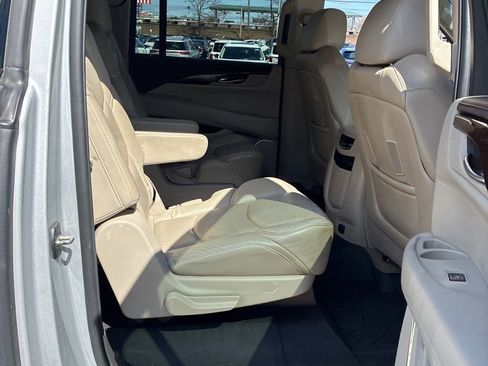 Used 2017 Cadillac Escalade ESV Luxury image 16
