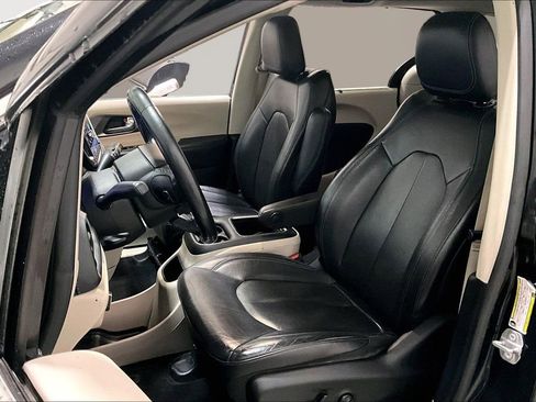 Used 2021 Chrysler Pacifica Touring-L image 19