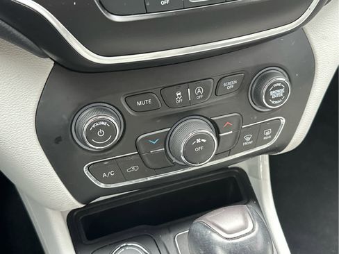 Used 2020 Jeep Cherokee Latitude Plus image 33