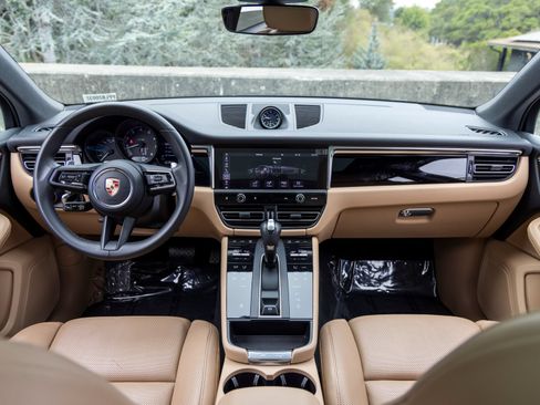 Certified 2023 Porsche Macan AWD/4WD image 34