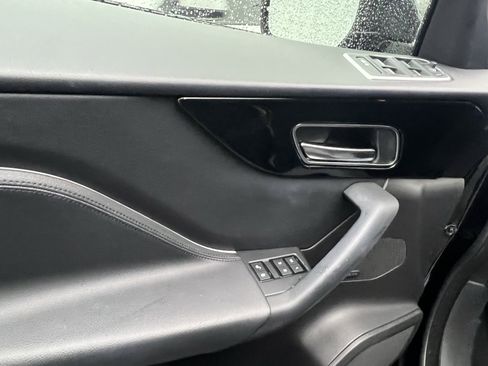 Used 2019 Jaguar F-PACE Premium image 15